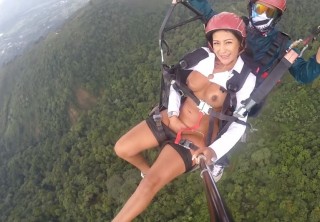 Prsti si kundiku pi paraglidingu - freevideo